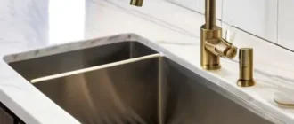 Смеситель из латуни с защитным покрытием и гарантийной карточкой на фоне.